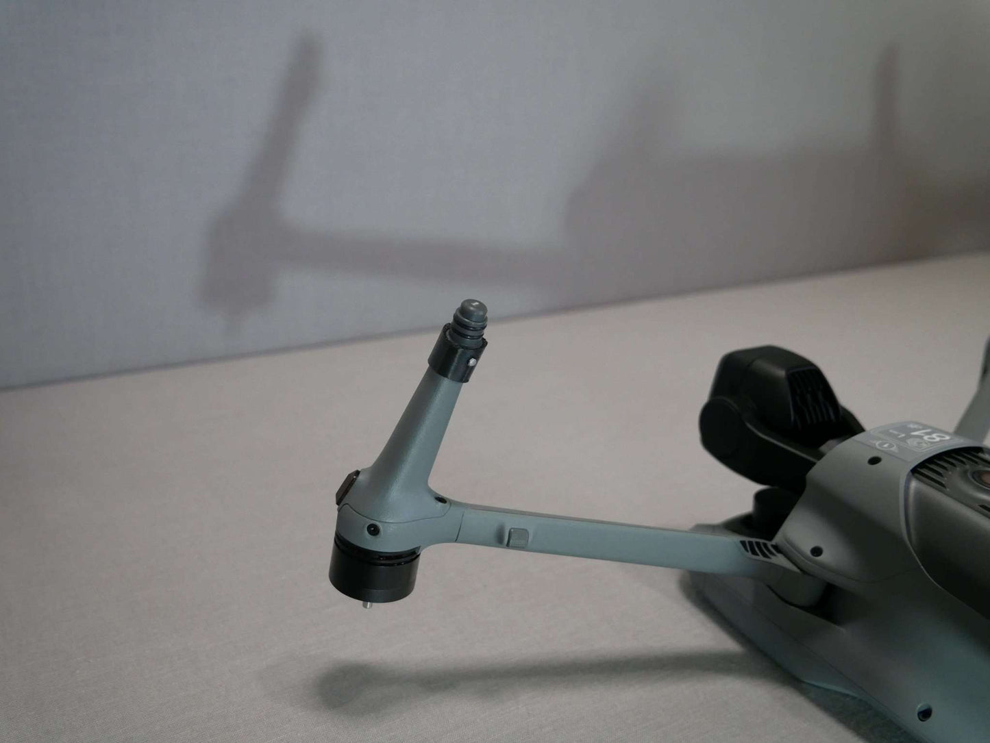 Adapter des Landegestell Systems vorne angebracht an die DJI Air 3.