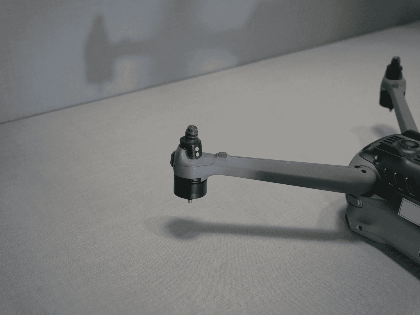 Adapter des Landegestell Systems hinten angebracht an die DJI Air 3.