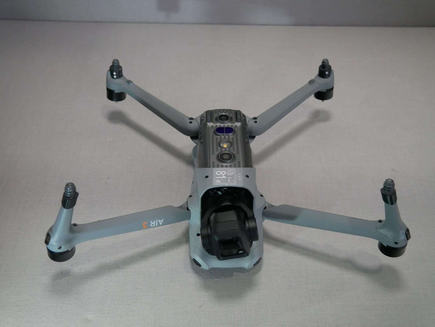 Adapter des Landegestell Systems angebracht an die DJI Air 3. Sicht von unten