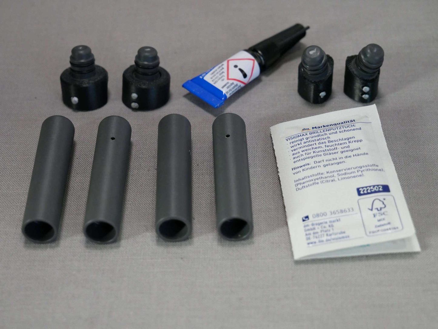 Lieferumfang Landegestell System grau: 4x Adapter, 4x Landefüße, 1x Reinigungstuch, 1 Tube Kleber