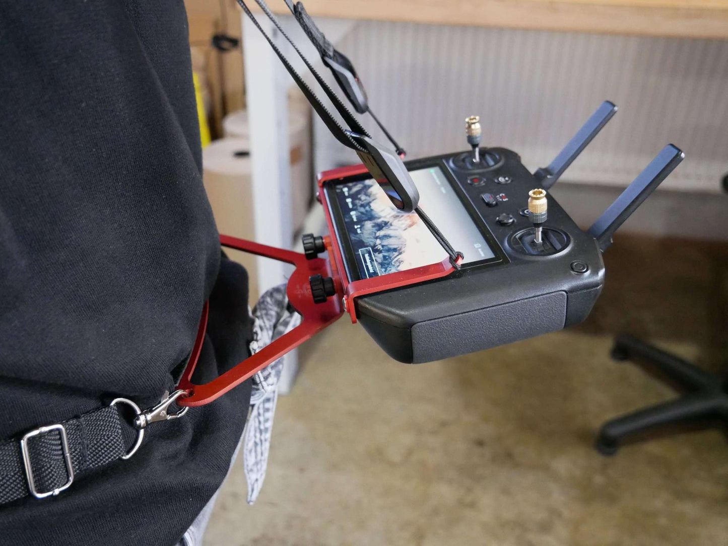 Unsere Optionen zum Halter mit Tragegurt für DJI Controller. POV-Extender und Bauchgurt für RC-Pro