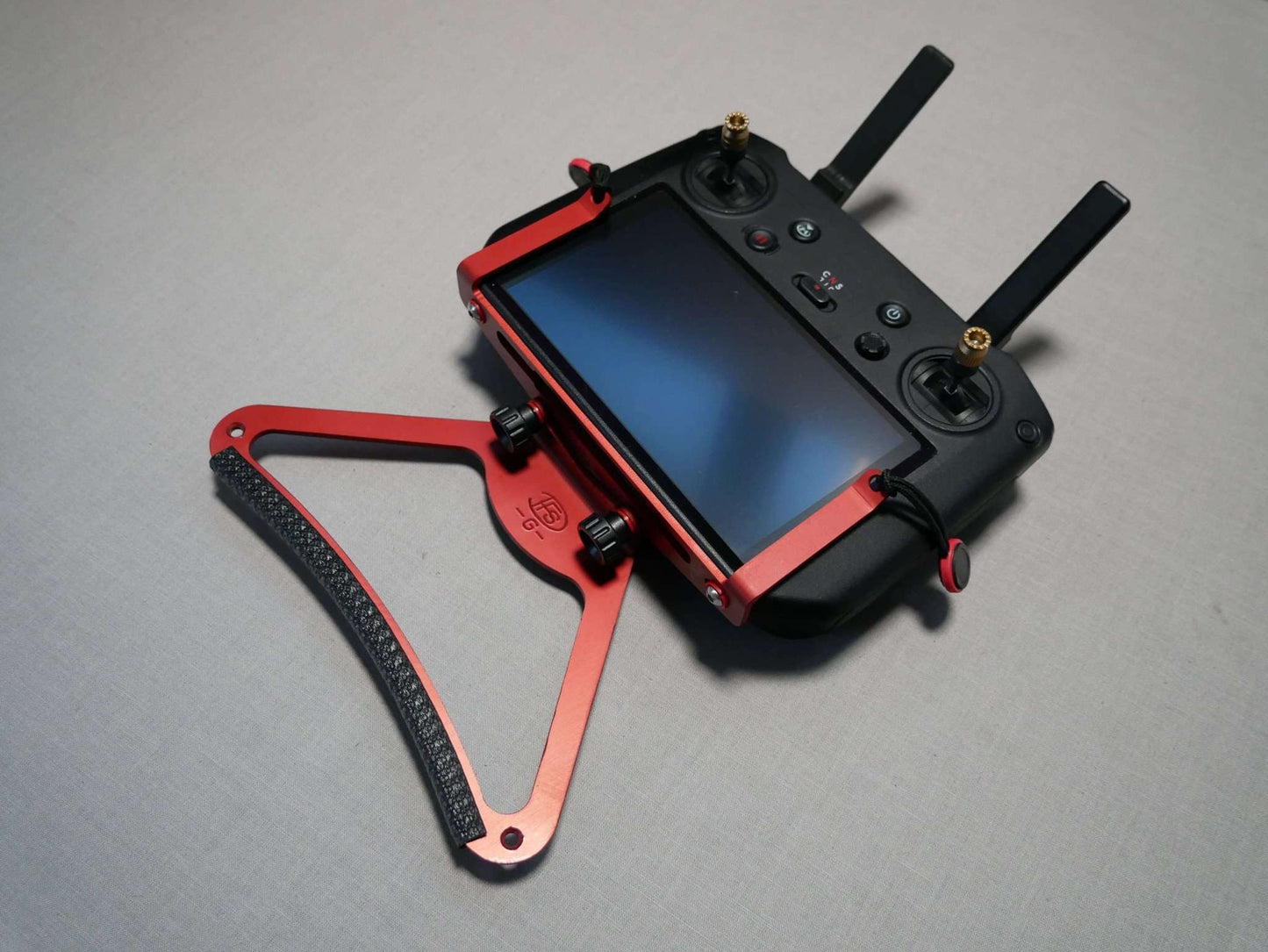 POV-Extender in rot montiert mit Halter für Tragegurt an dem DJI RC-Pro Controller. Vorderansicht