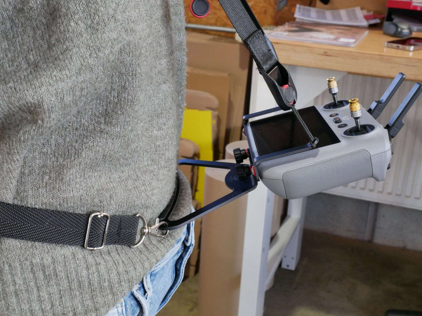 POV-Extender in schwarz montiert & getragen am DJI RC-N2 Controller mit Halter für Halsgurt