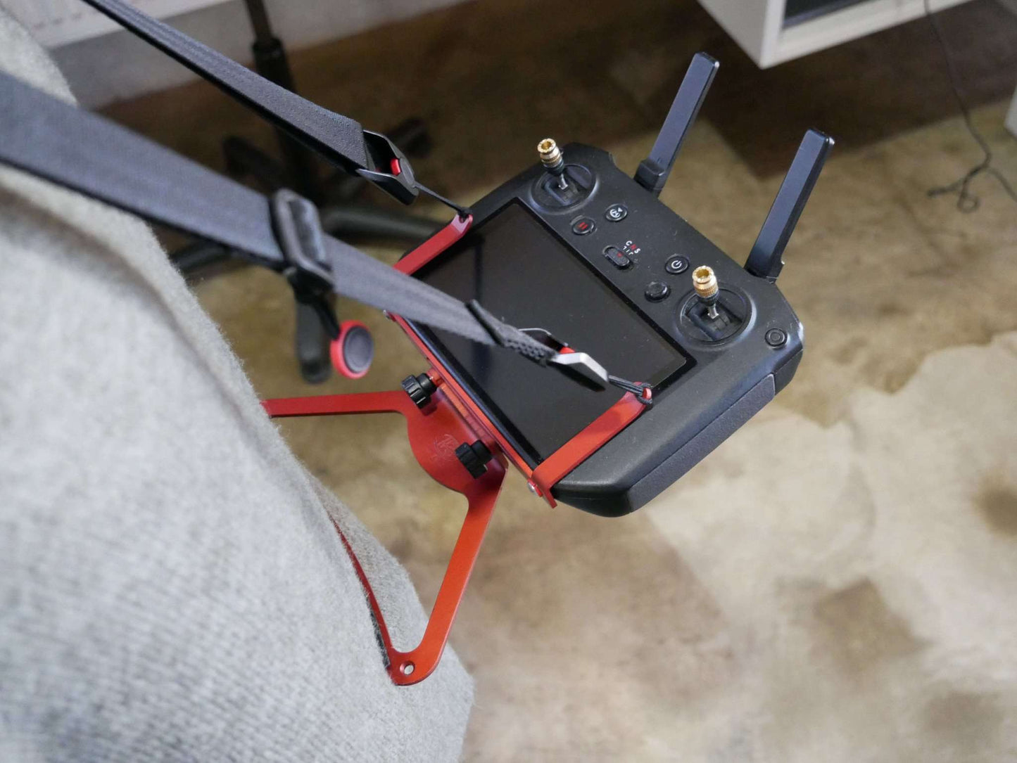 POV-Extender in rot montiert & getragen am DJI RC-Pro Controller mit Halter & Halsgurt. Draufsicht