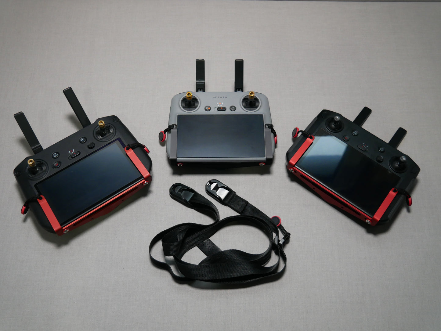 Halter mit Tragegurt für 3 verschiedene DJI Controller. Ein Halter für alle Controller mit Display