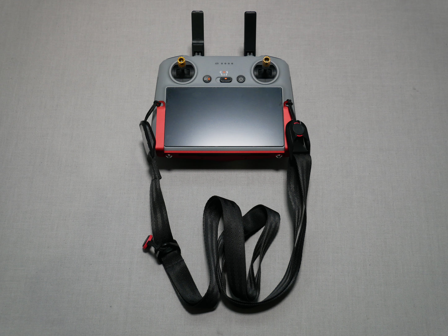 Halter mit Halsgurt am DJI RC/RC 2 Controller