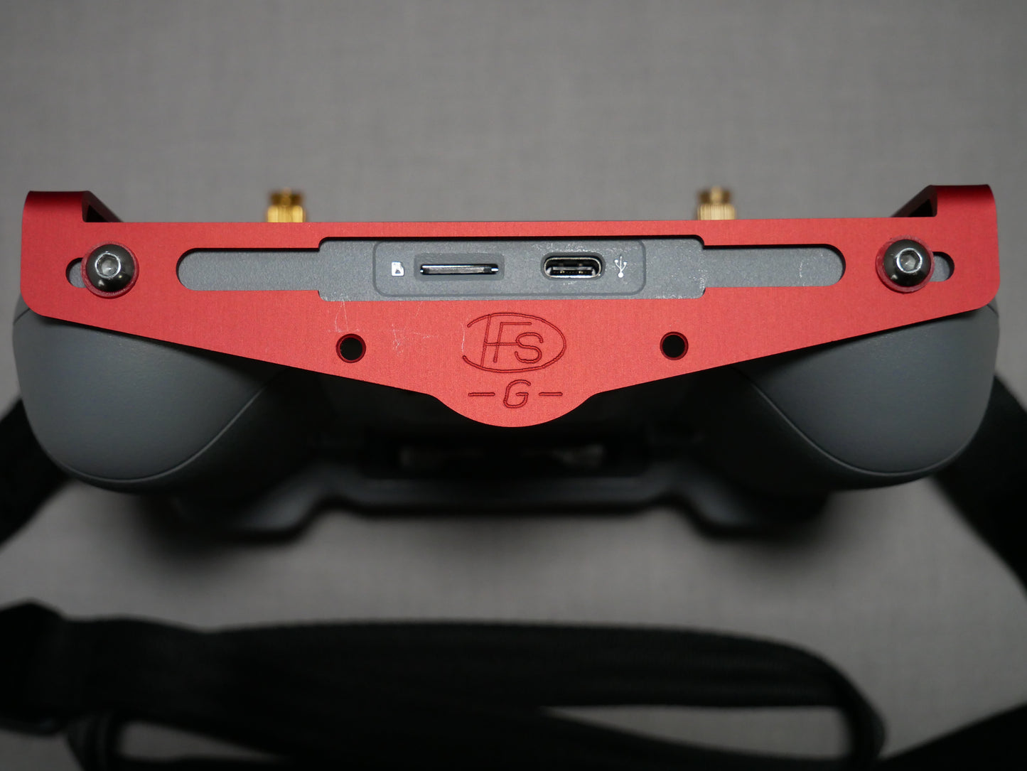 Halter mit Halsgurt in rot am DJI RC/RC 2 Controller.