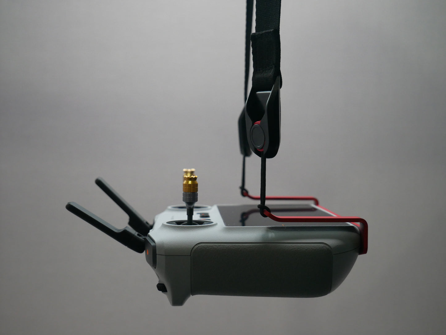 Halter mit Halsgurt in rot am DJI Rc/RC 2 Controller Seitenansicht