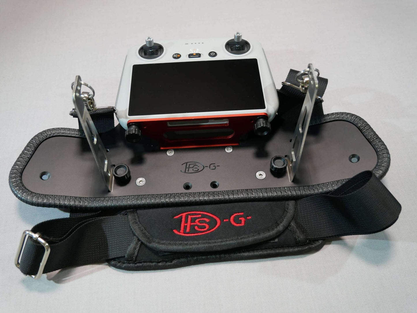 Komplett montiertes DFS-G- Senderpult mit Halsgurt & DJI RC Controller. Vorderansicht