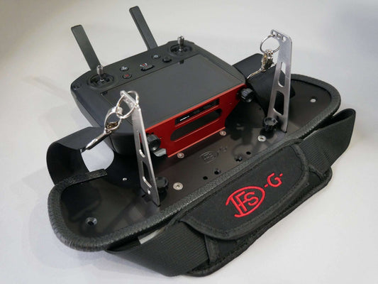 Komplett montiertes DFS-G- Senderpult mit Halsgurt und DJI RC-Pro Controller. Seitenansicht