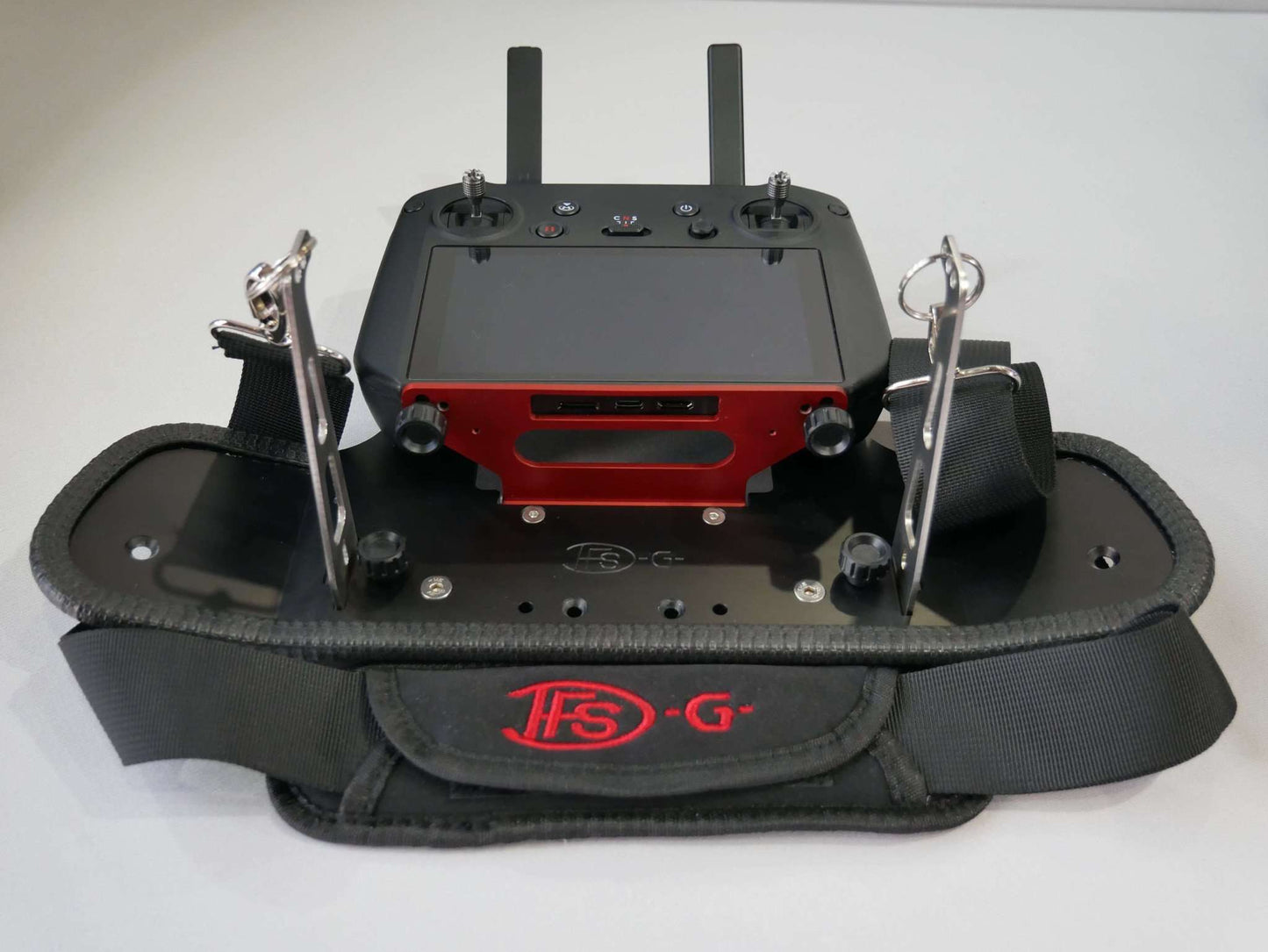 Das Senderpult kann durch den Adapter an den entsprechenden DJI Controller angepasst werden.