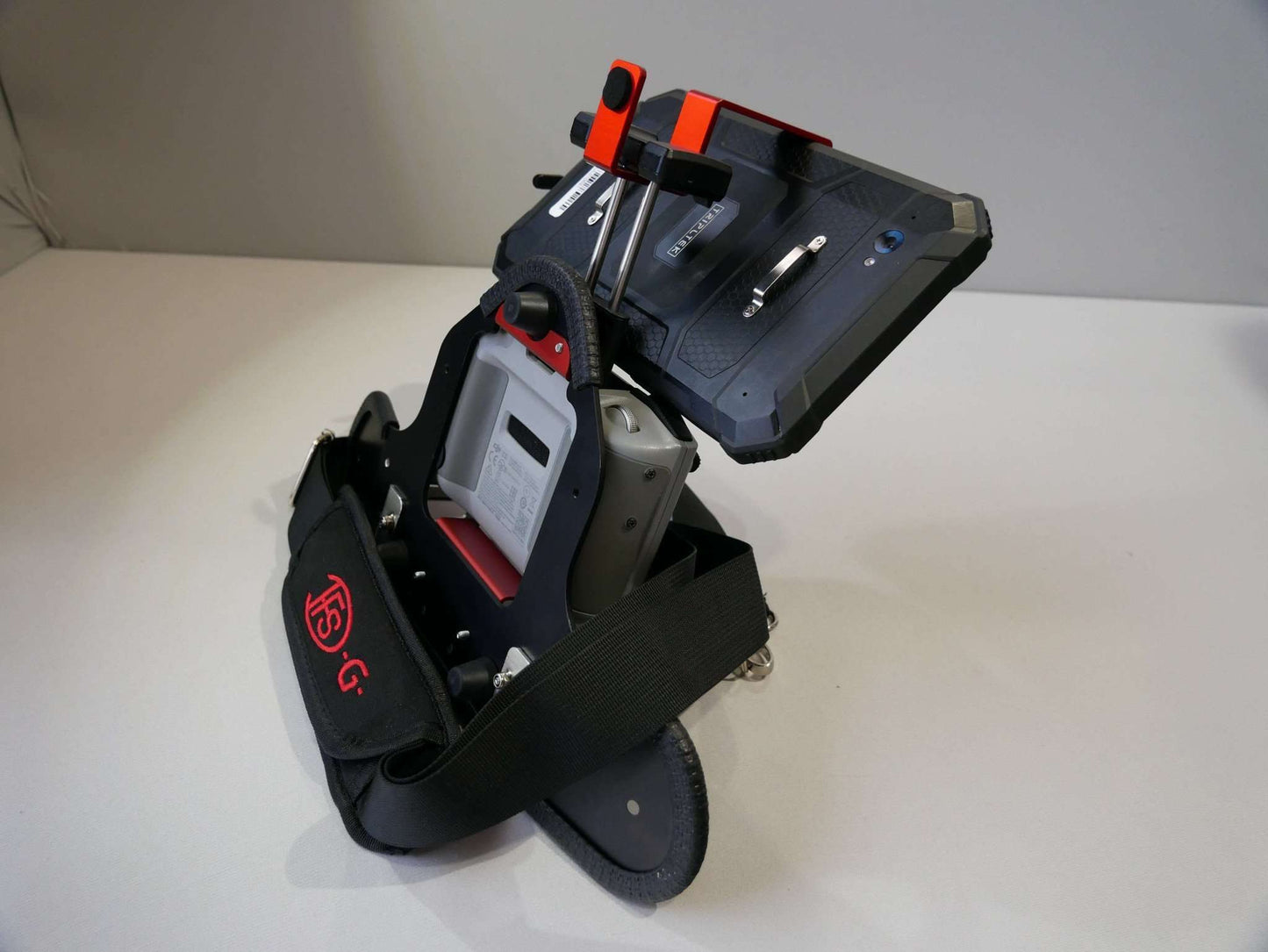 DFS-G- Senderpult mit Halsgurt und DJI RC-N1/N2 Controller, Tablethalter & Tablet. Seitenansicht