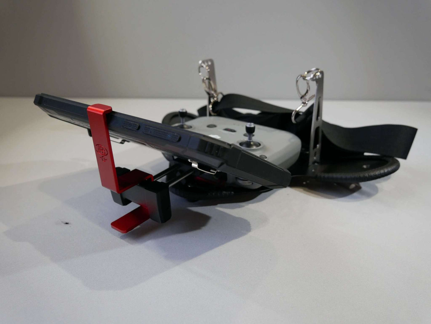 Montiertes DFS-G- Senderpult, DJI RC-N1/N2 Controller, Halsgurt,Tablethalter, Tablet Rückansicht