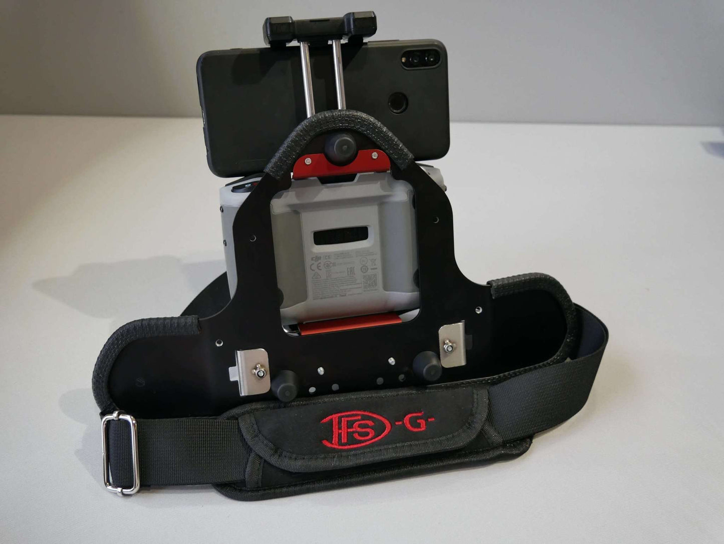 DFS-G- Senderpult mit Halsgurt und DJI RC-N1/N2 Controller, Tablethalter & Tablet. Rückansicht