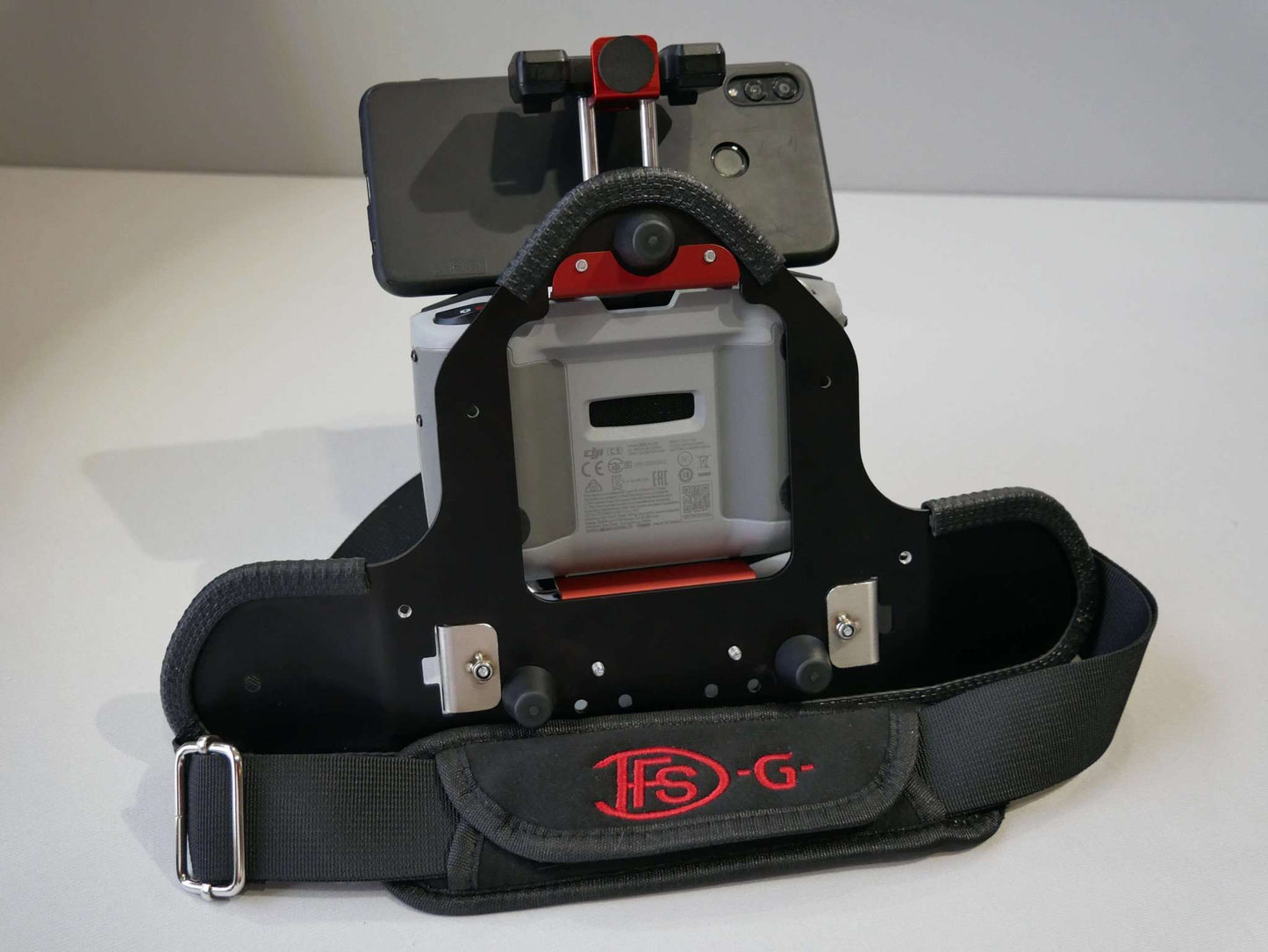 DFS-G- Senderpult mit Halsgurt und DJI RC-N1/N2 Controller, Tablethalter & Tablet. Rückansicht