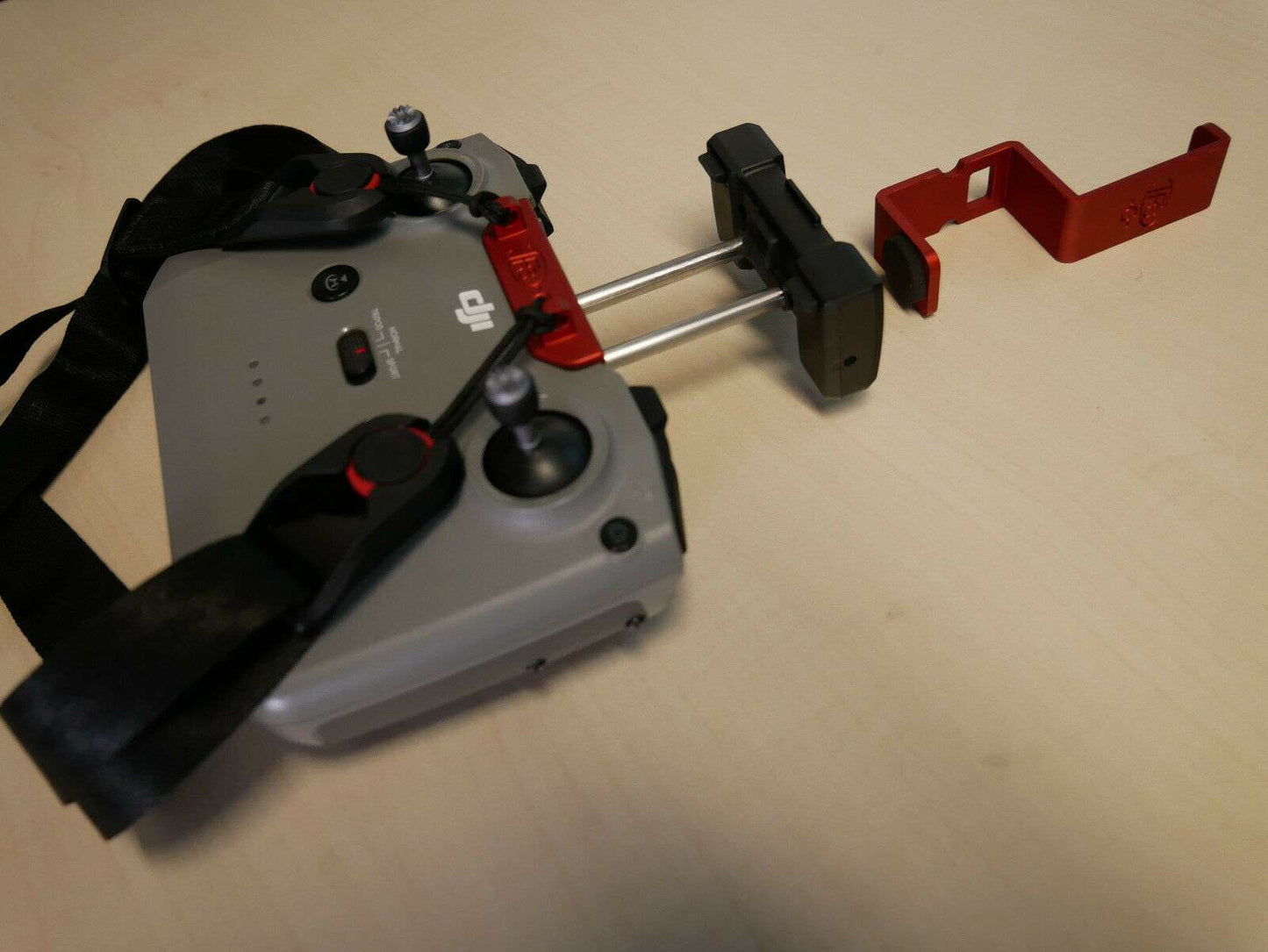 Tablethalter rot für DJI RC N1 / RC N2 Controller vor der Montage am Controller