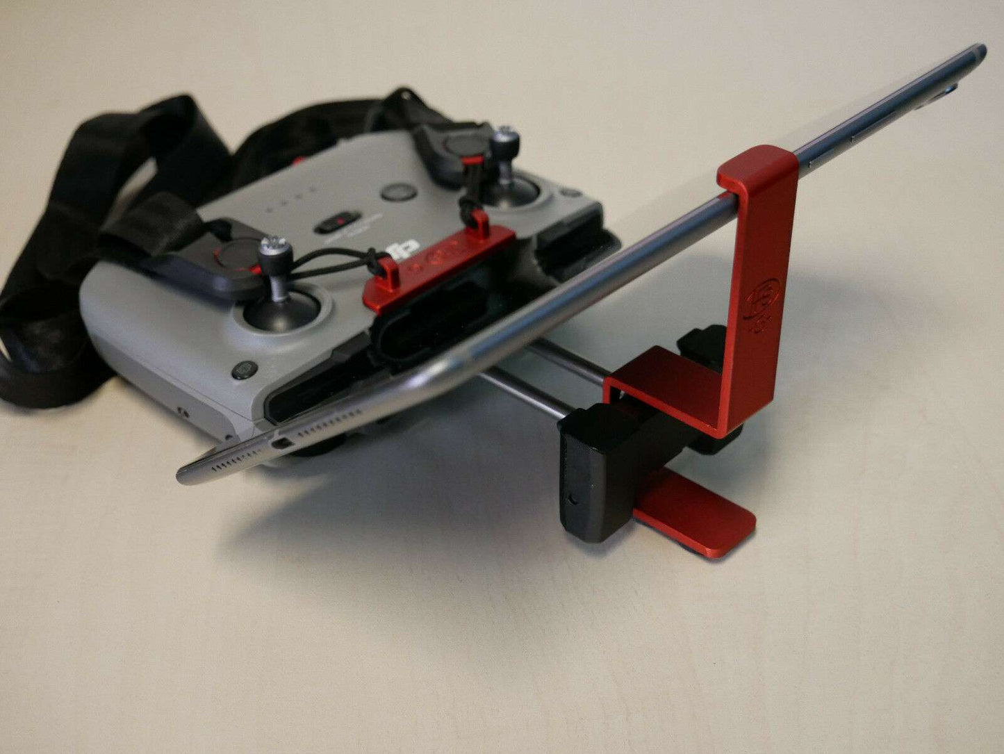 Tablethalter rot angebracht an DJI RC N1/ RC N2 Controller mit 8 Zoll Tablet
