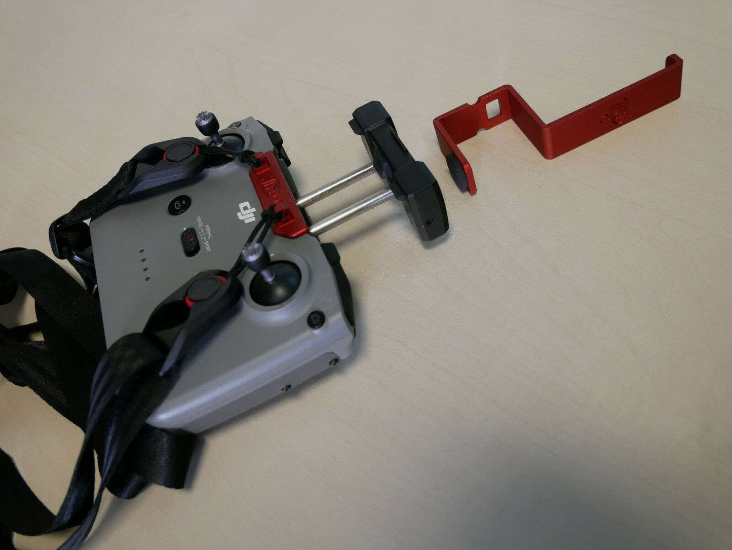 Tablethalter rot für DJI RC N1 / RC N2 Controller vor der Montage am Controller