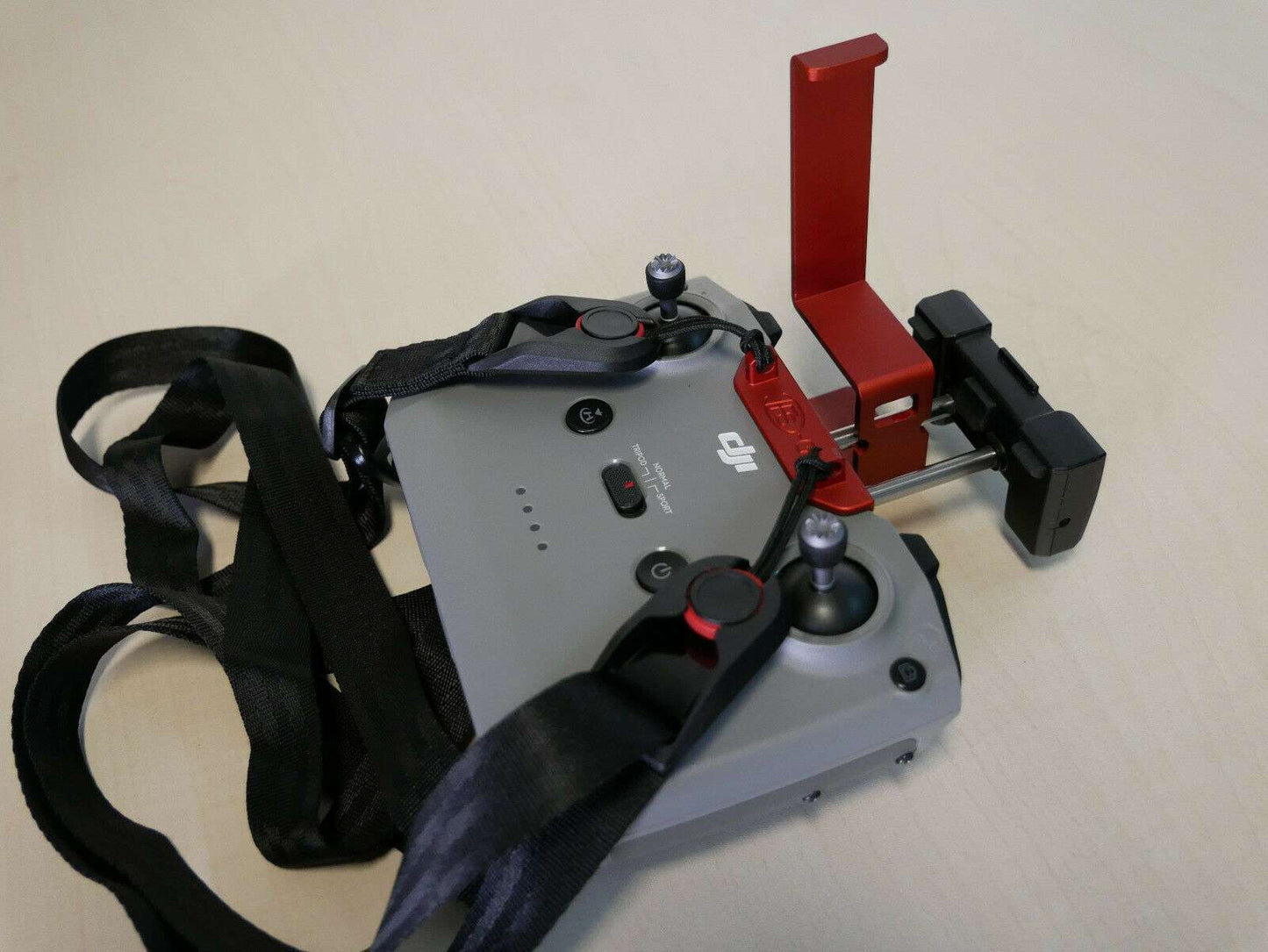 Tablethalter rot für DJI RC N1 / RC N2 Controller im ersten Montageschritt.