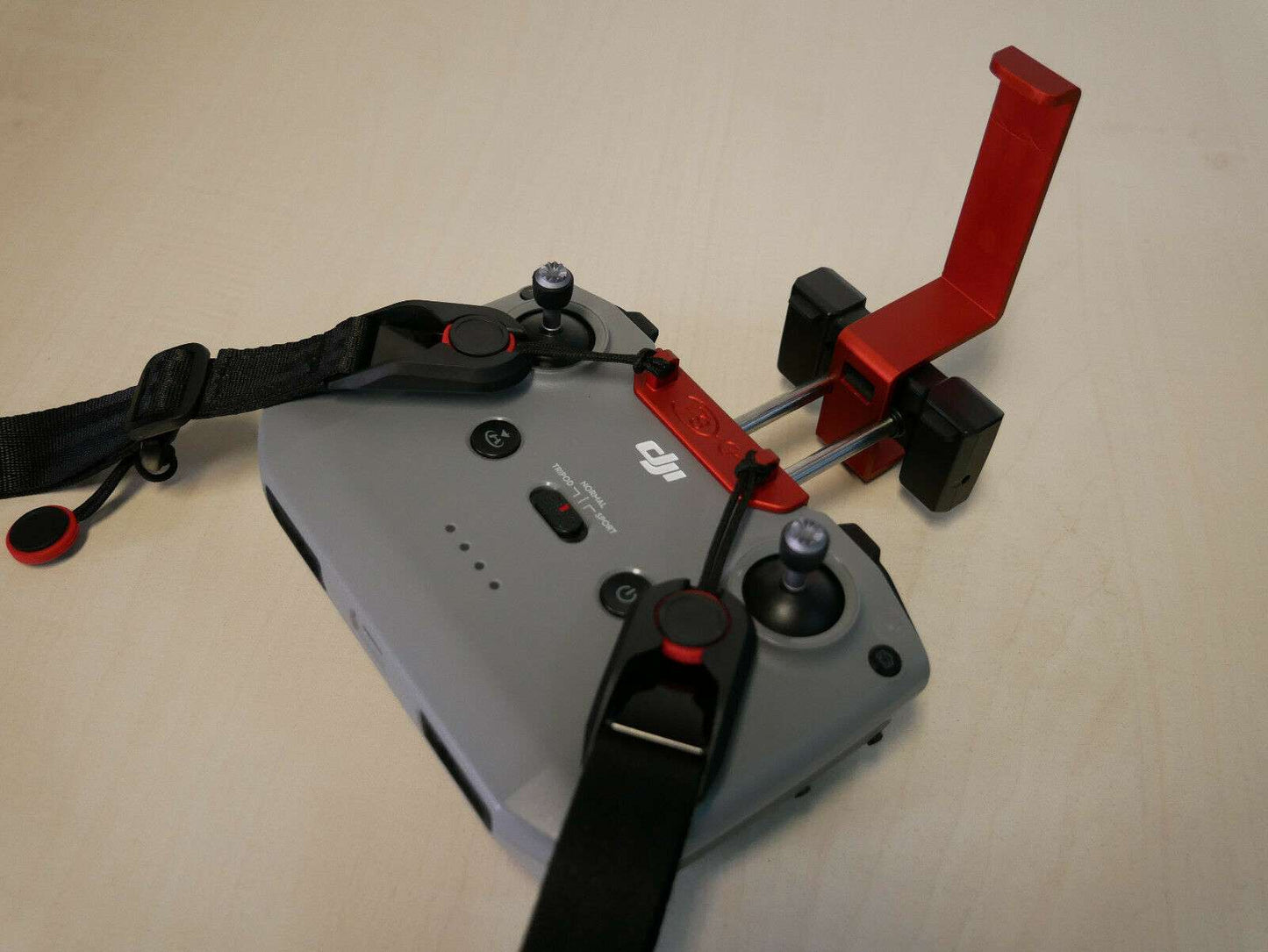 Tablethalter rot für DJI RC N1 / RC N2 Controller fertig montiert zur Aufnahme eines 8“ Tablets