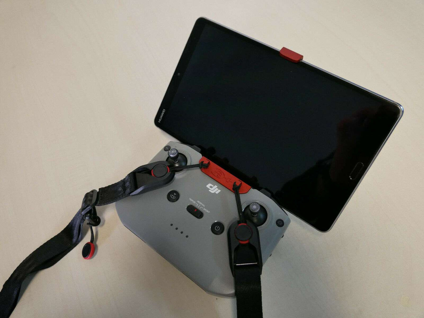 Tablethalter rot angebracht an DJI RC N1/ RC N2 Controller mit 8 Zoll Tablet Draufsicht