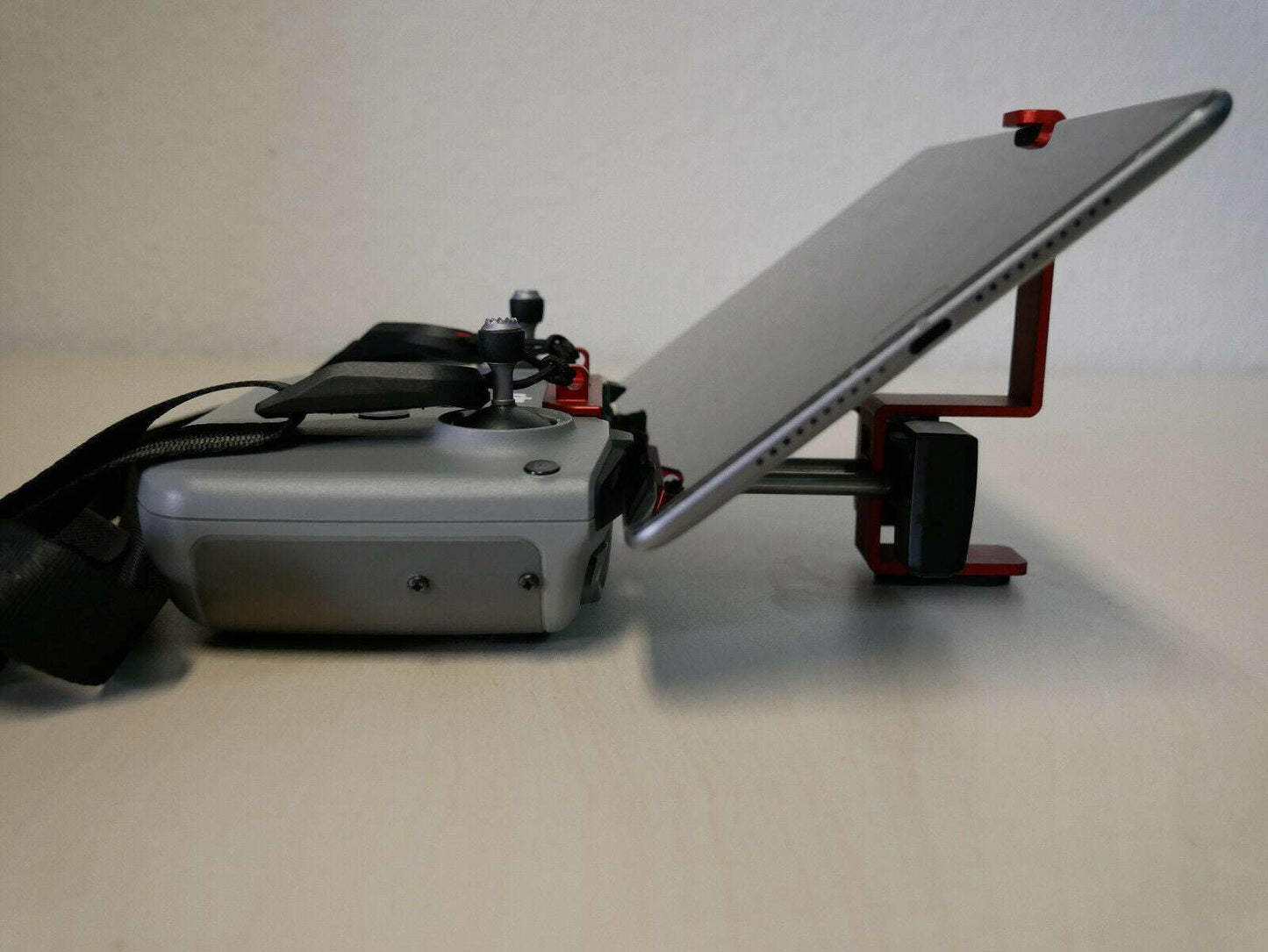 Tablethalter rot angebracht an DJI RC N1/ RC N2 Controller mit 8 Zoll Tablet Seitenansicht