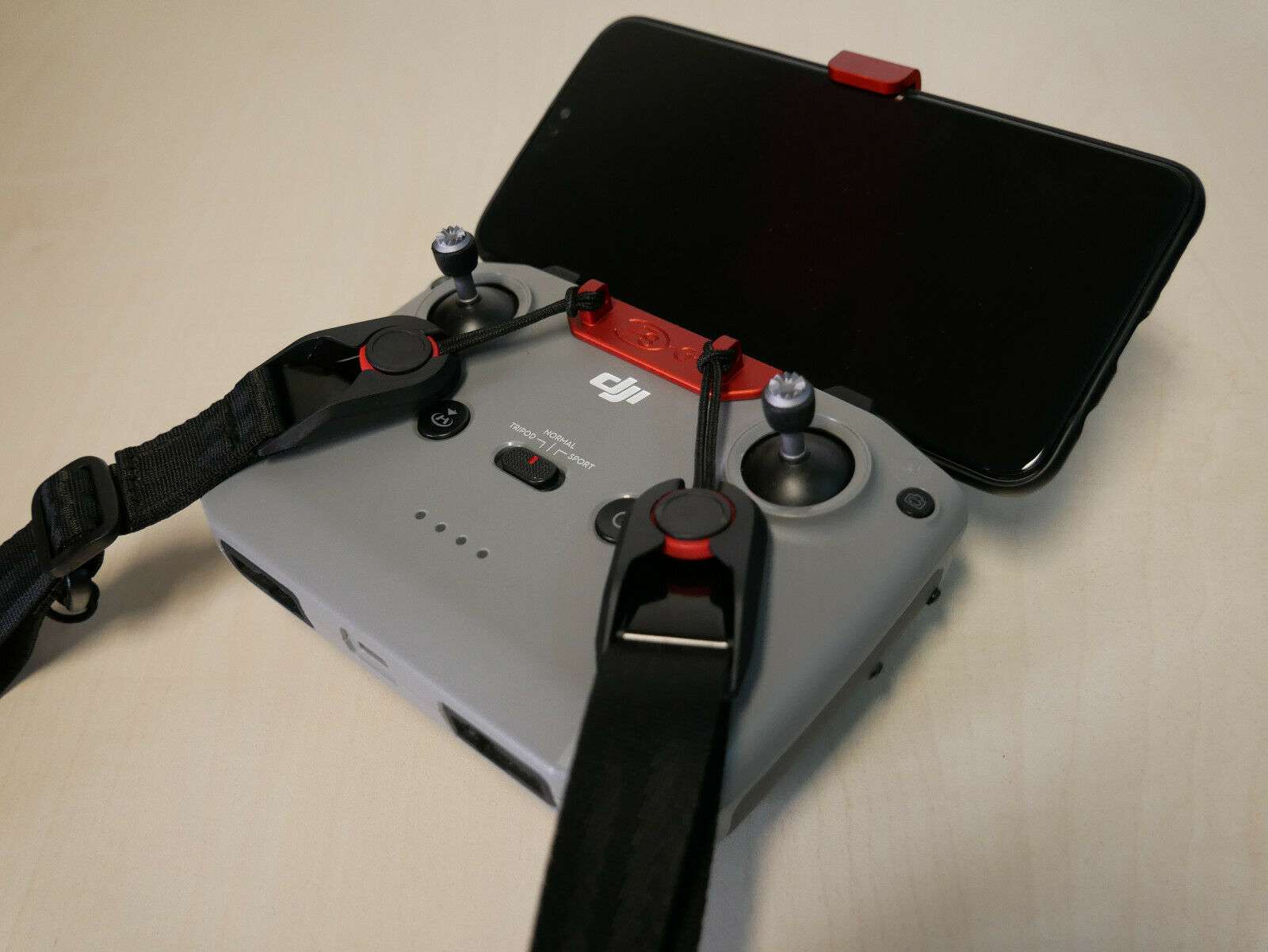 Tablethalter rot angebracht an DJI RC N1/ RC N2 Controller mit 6 Zoll Tablet Draufsicht