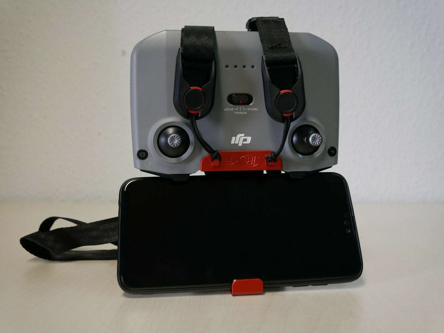 Controller mit Handyhalter in rot in der Position, um Videos auf dem  6 Zoll Handy anzuschauen