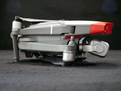 Adapter des Landegestell Systems angebracht an die DJI Mavic 2 eingeklappt. Seitenansicht