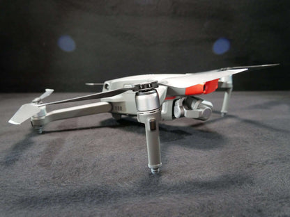 Adapter des Landegestell Systems angebracht an die DJI Mavic 2. Seitenansicht