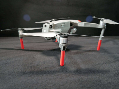 Landegestell System in rot angebracht an die DJI Mavic 2. Rückansicht