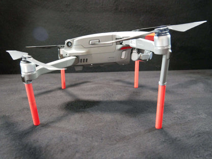 Montierte DFS-G- Verlängerungen für Landegestelle (rot) an der DJI Air 2S Drohne. Seitenansicht