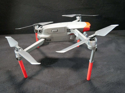 Montierte DFS-G- Verlängerungen für Landegestelle (rot) an der DJI Air 2S Drohne. Seitenansicht