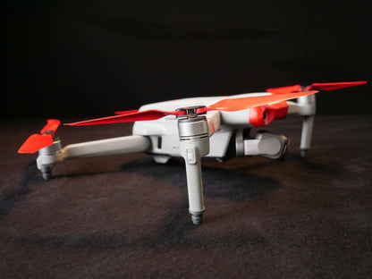 Adapter des Landegestell Systems montiert an die DJI Air 2S. Seitenansicht