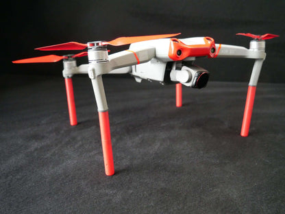 Montierte DFS-G- Verlängerungen für Landegestelle (rot) an der DJI Air 2S Drohne. Vorderansicht