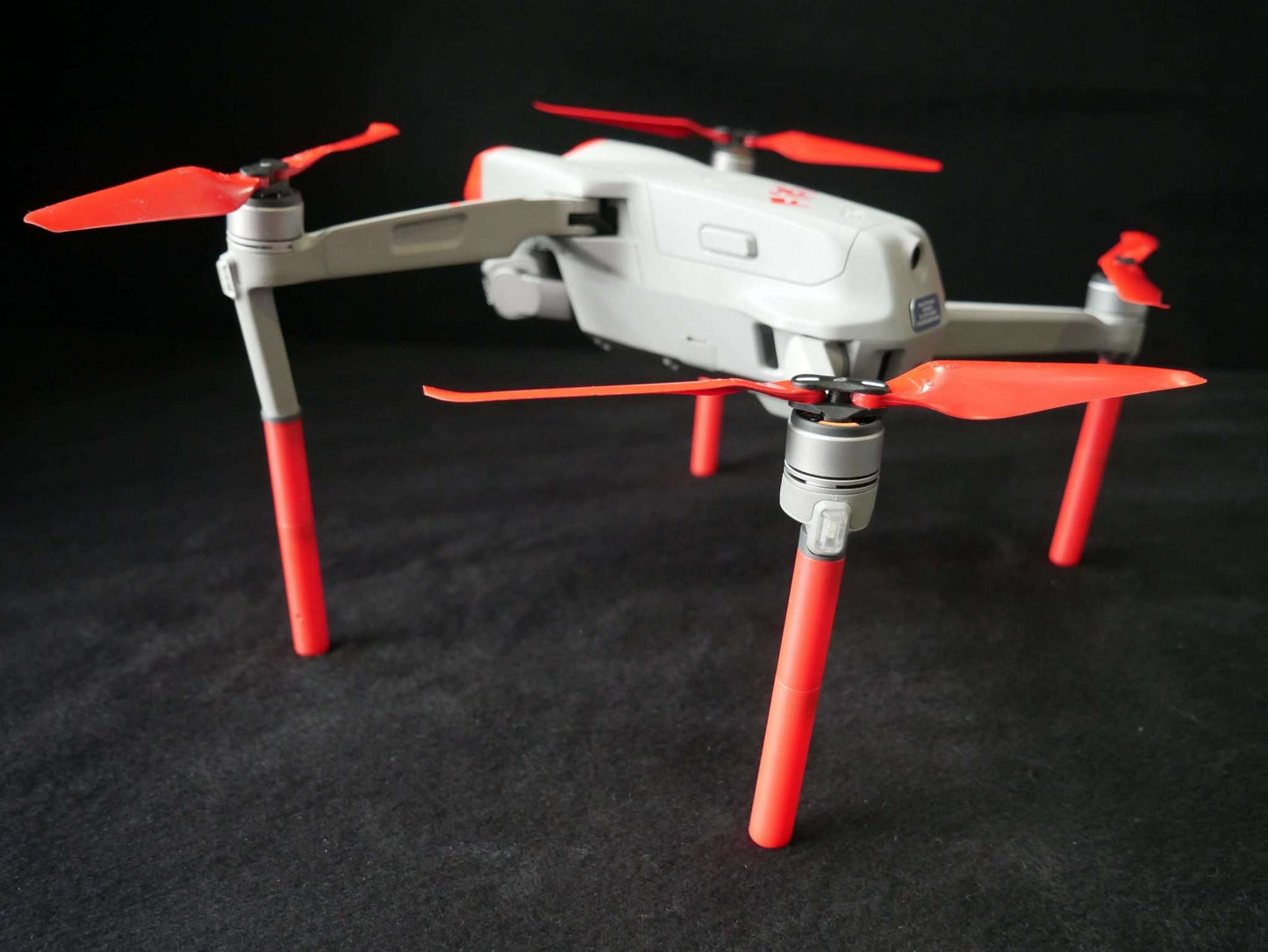 Montierte DFS-G- Verlängerungen für Landegestelle (rot) an der DJI Air 2S Drohne. Rückansicht