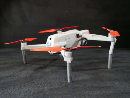 Landegestell System grau montiert an die DJI Air 2S. Rückansicht