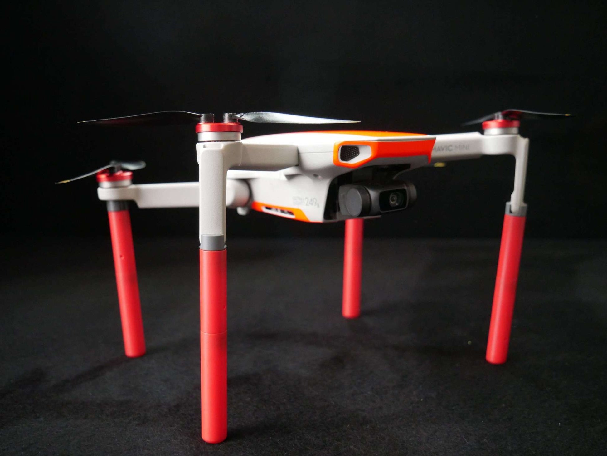 Montierte DFS-G- Verlängerungen für Landegestelle (rot) an der DJI Mavic Mini Drohne. Vorderansicht