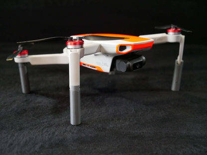 Landegestell System grau montiert an die DJI Mini 1. Vorderansicht