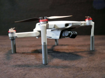 Landegestell System grau montiert an die DJI Mini 2. Vorderansicht