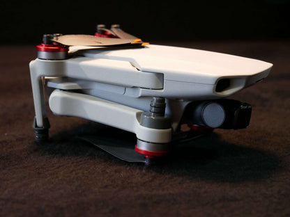 Adapter des Landegestell Systems montiert an die eingeklappte DJI Mini 2.