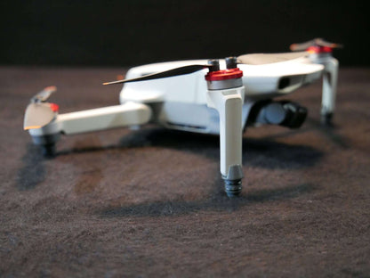 Adapter des Landegestell Systems montiert an die DJI Mini 2. Seitenansicht