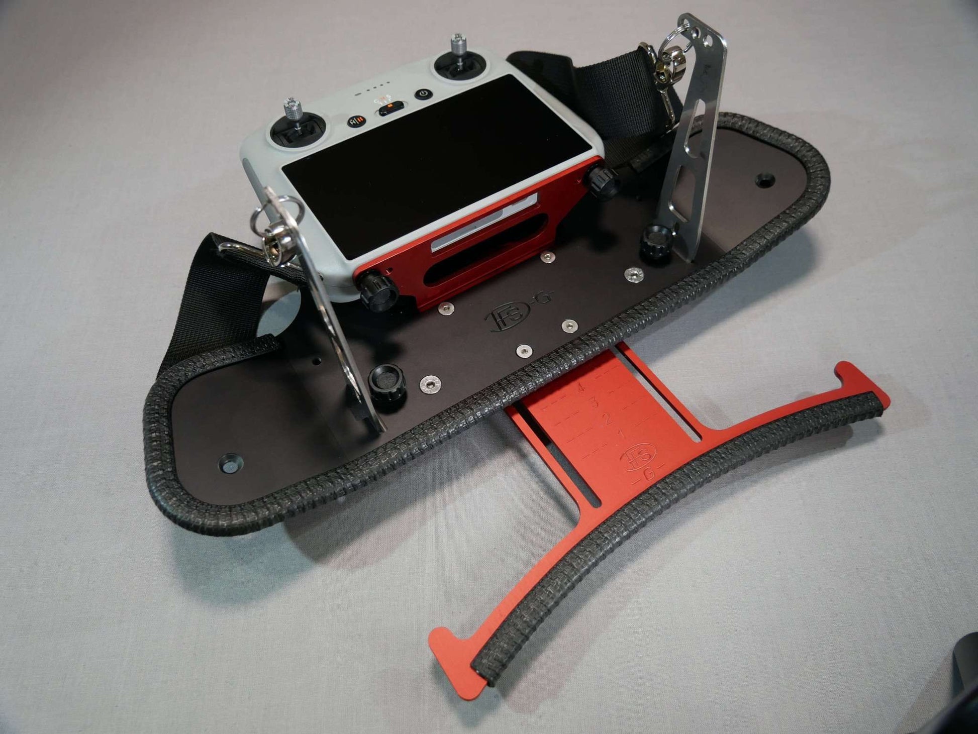Senderpult mit montiertem DFS-G- POV-Extender & Halter mit Halsgurt angebracht am DJI RC Controller