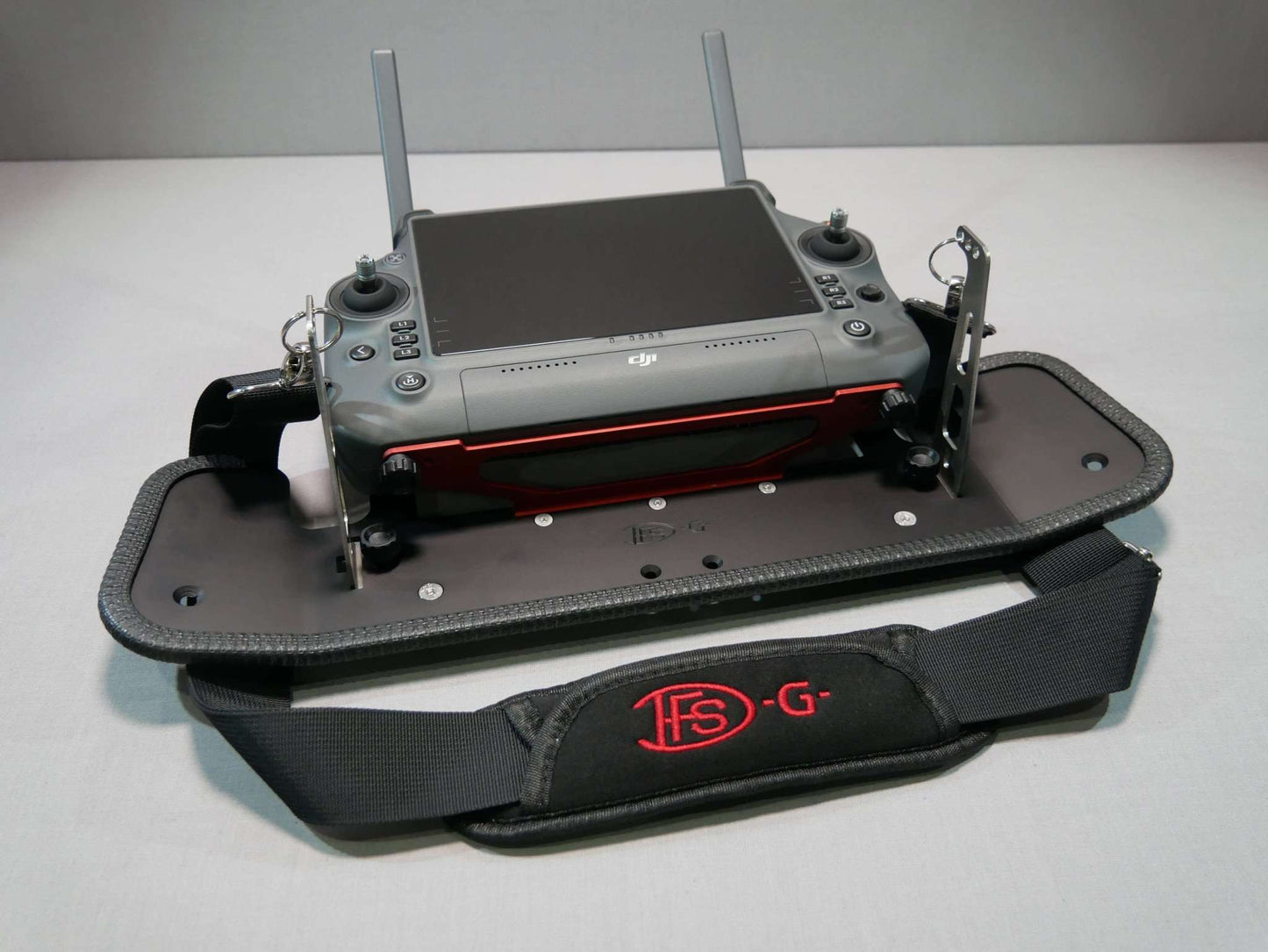 Komplett montiertes DFS-G- Senderpult mit Halsgurt & DJI RC-Plus Controller. Vorderansicht