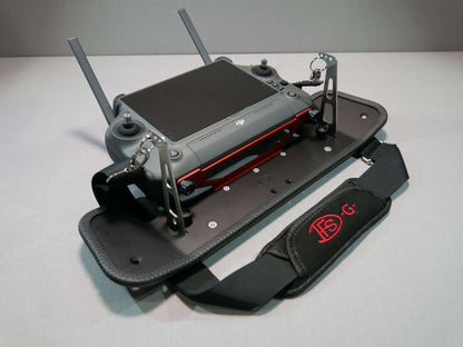 Komplett montiertes DFS-G- Senderpult mit Halsgurt & DJI RC-Plus Controller. Seitenansicht
