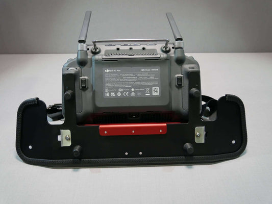 Komplett montiertes DFS-G- Senderpult mit Halsgurt & DJI RC-Plus Controller. Rückansicht