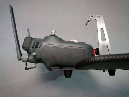 Komplett montiertes DFS-G- Senderpult, Halter für Halsgurt & DJI RC-Plus Controller. Seitenansicht