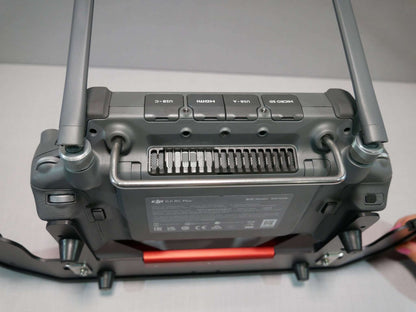 Komplett montiertes DFS-G- Senderpult mit Halter für Halsgurt & DJI RC-Plus Controller. Draufsicht
