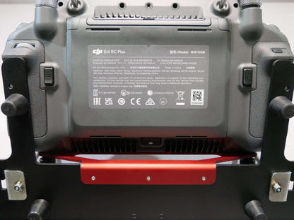 Komplett montiertes DFS-G- Senderpult mit Halter für Halsgurt & DJI RC-Plus Controller. Rückansicht