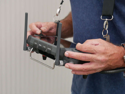Montiertes & getragenes DFS-G- Senderpult mit Halsgurt & DJI RC-Plus Controller. Seitenansicht